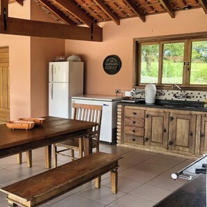 Private kitchen - Sítio Aconchegante com Piscina e Wi-Fi (Quadra)