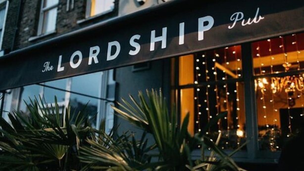 Un pub llamado 'The Lordship Pub' con un letrero sobre la entrada.