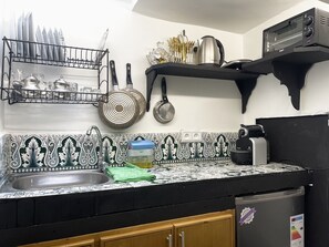 Een koffiezetapparaat/waterkoker, een waterkoker