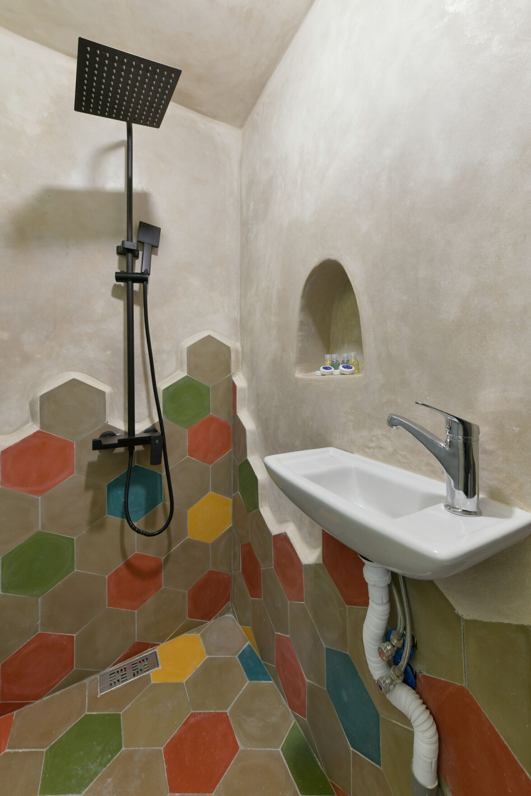 Chuveiro, secador de cabelo, toalhas de banho, shampoo