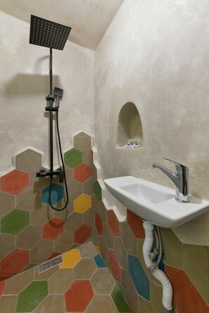 Shower, hair dryer, towels, shampoo