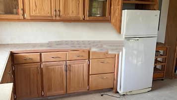 Fridge, oven, stovetop, electric kettle