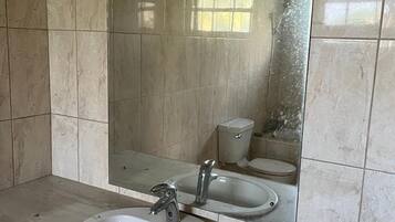 Dusche, Komfortbadewanne, Handtücher