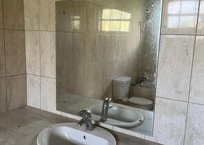 Dusche, Komfortbadewanne, Handtücher