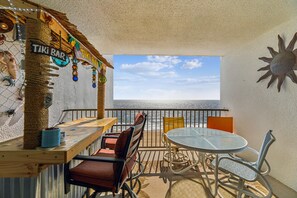 A tiki bar with a view of the ocean.