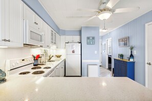 Mikrobølgeovn, oppvaskmaskin, kaffetrakter/tekoker og brødrister