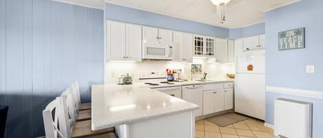 Mikrowelle, Geschirrspüler, Wasserkocher mit Kaffee-/Teezubehör, Toaster