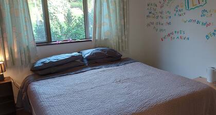 Rest, Queen bed. Free wifi & Safe parking . Close to all the Bay has to offer.