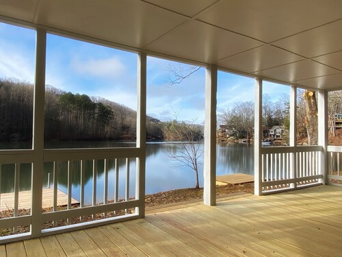Lake front Sunset Cottage with dock & kayaks