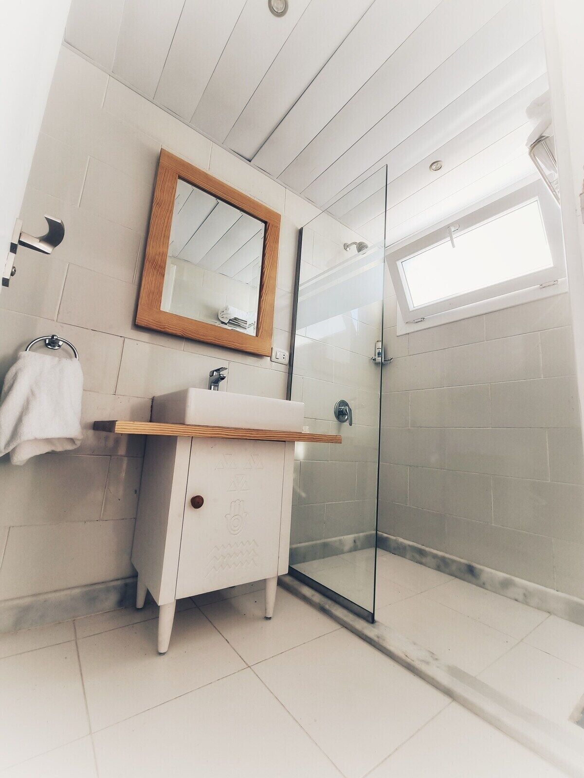 Douche, serviettes fournies, savon, shampoing
