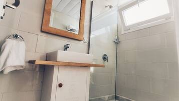 Douche, serviettes fournies, savon, shampoing