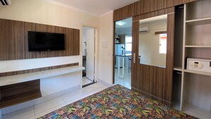 A modern bedroom with a TV, wardrobe, and a patterned rug. - Lacqua diRoma - Caldas Novas (Caldas Novas)