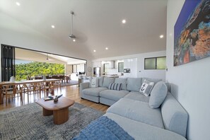 Ein stilvolles Wohnzimmer mit Sofa, Couchtisch und Essbereich.