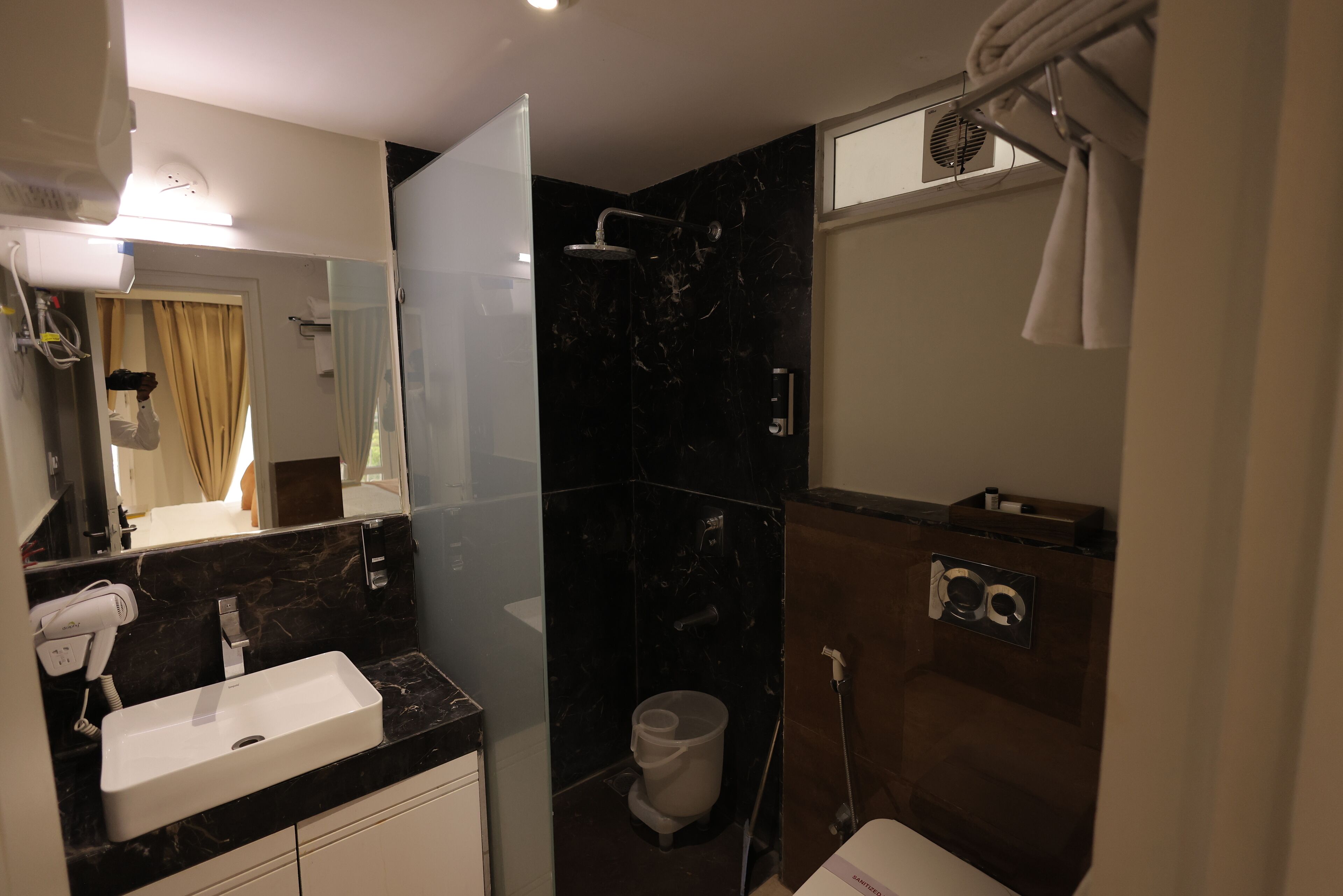 Habitación exclusiva doble | Baño | Ducha, secador de pelo, zapatillas y toallas