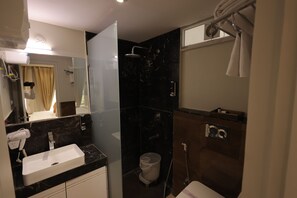 独特双人房 | 浴室 | 淋浴设施、吹风机、拖鞋、毛巾