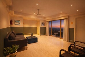 Lounge - Phoenix Unmatched Comfort - Hotel Near Fateh Sagar Lake Udaipur (Udaipur)