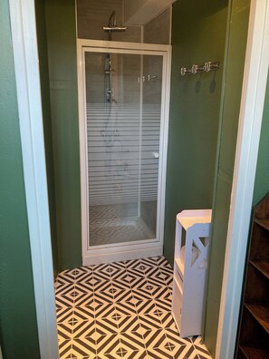 Douche, sèche-cheveux, serviettes fournies, savon