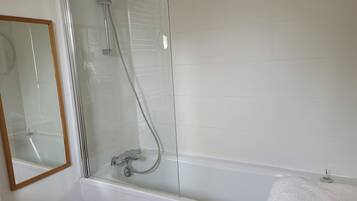 SĂšche-cheveux, serviettes fournies, savon