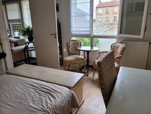 1 sovrum, skrivbord, strykjärn/strykbräda och gratis wi-fi