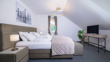 2 bedrooms, Select Comfort beds, desk, laptop workspace
