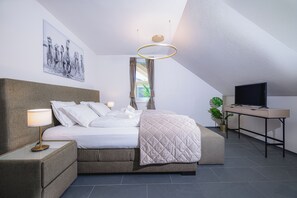 2 quartos, camas Select Comfort, escrivaninha