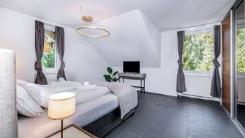 2 bedrooms, Select Comfort beds, desk, laptop workspace