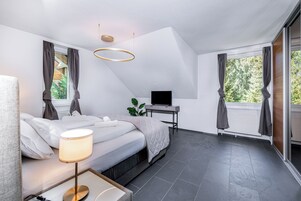 2 bedrooms, Select Comfort beds, desk, laptop workspace