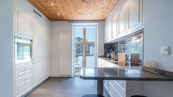 Frigorífico grande, microondas, horno y placa de cocina