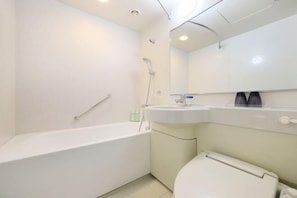 Ein modernes Badezimmer mit Badewanne, Waschbecken und Toilette.