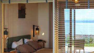 1 bedroom, Egyptian cotton sheets, premium bedding, down duvets