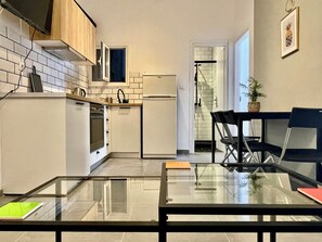 Réfrigérateur, four, plaque de cuisson, bouilloire électrique