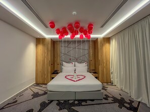 Royal Suite | Bar mini, peti besi dalam bilik, ruang kerja komputer riba 