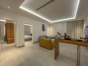 Suite familiale, 2 chambres | Minibar, coffre-fort, espace de travail pour ordinateurs portables