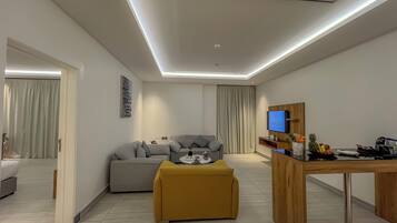 Phòng Suite dành cho gia đình, 2 phòng ngủ | Minibar, két bảo mật tại phòng, khu vực làm việc phù hợp cho laptop