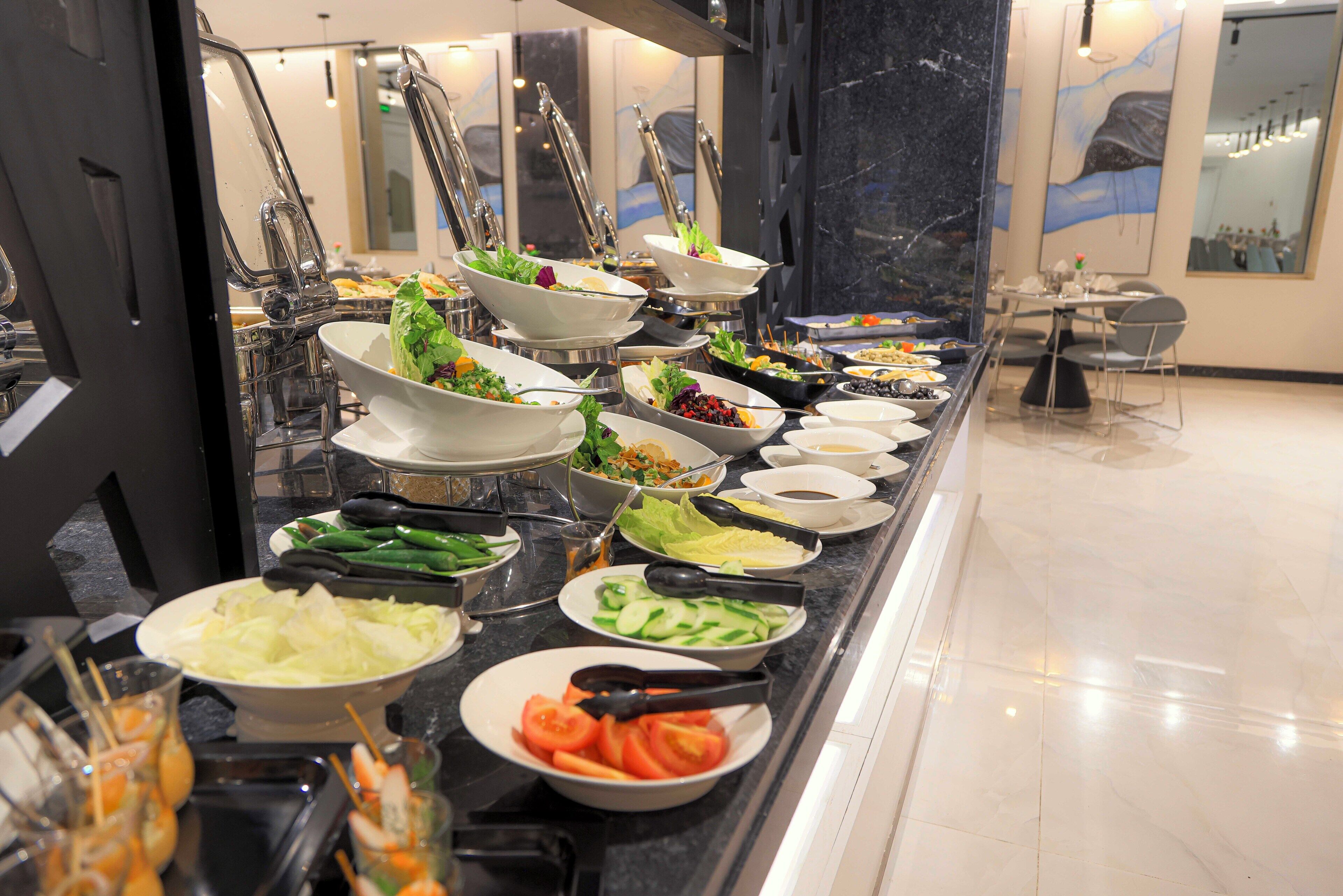 Ein reichhaltiges Buffet mit verschiedenen Speisen und Besteck.