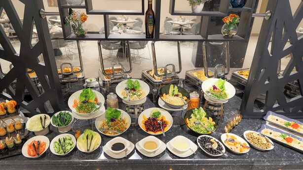 Ein reichhaltiges Buffet mit verschiedenen Speisen und Beilagen.