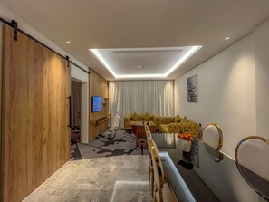 Minibar y caja de seguridad en la habitación 