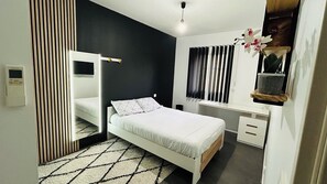 3 bedrooms, desk, iron/ironing board, free WiFi
