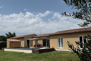 A two-story house with a swimming pool, a covered patio, and a garden. - Maison Individuelle. Animaux de Compagnie Acceptés (Sainte-Cécile-les-Vignes)