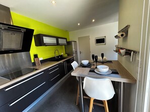 Fridge, microwave, oven, stovetop - Maison Individuelle. Animaux de Compagnie Acceptés (Sainte-Cécile-les-Vignes)