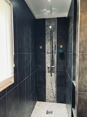 Dusche, Haartrockner, Handtücher, Seife