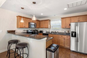 Fridge, microwave, oven, stovetop - Stella Blue: Hot Tub | Pool Access | Dog-Friendly (Corolla)