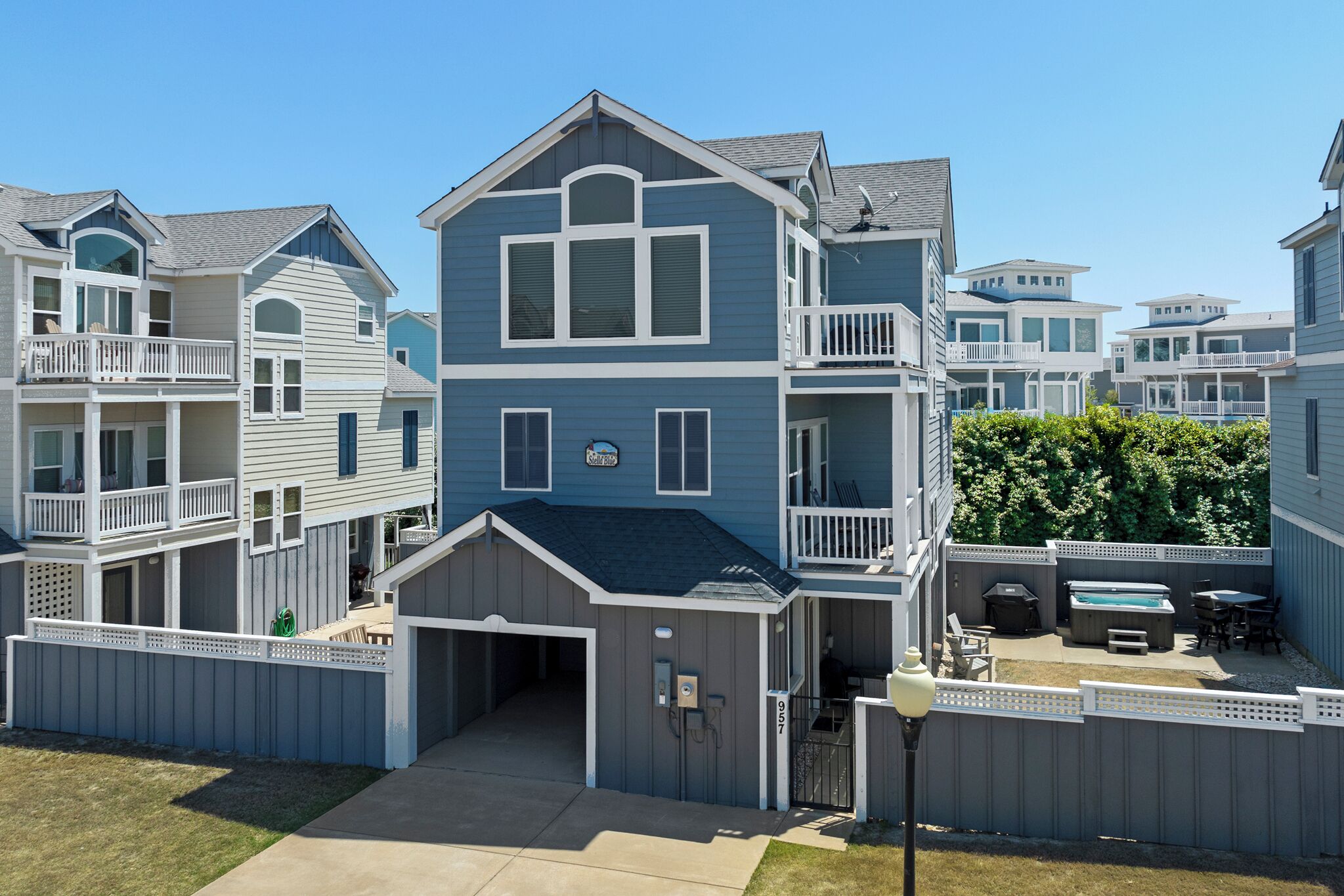 Stella Blue: Hot Tub, Pool Access, Dog-Friendly