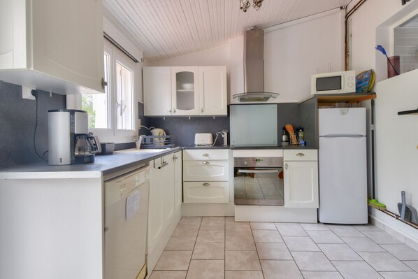 冷蔵庫、電子レンジ、オーブン、食器洗い機