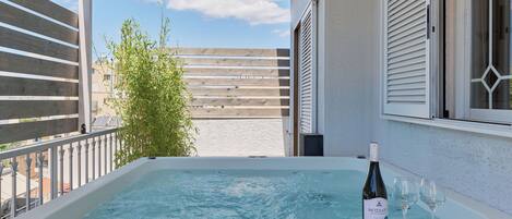 Bañera de hidromasaje al aire libre
