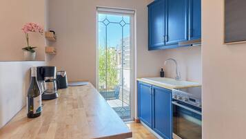 Fridge, oven, stovetop, coffee/tea maker