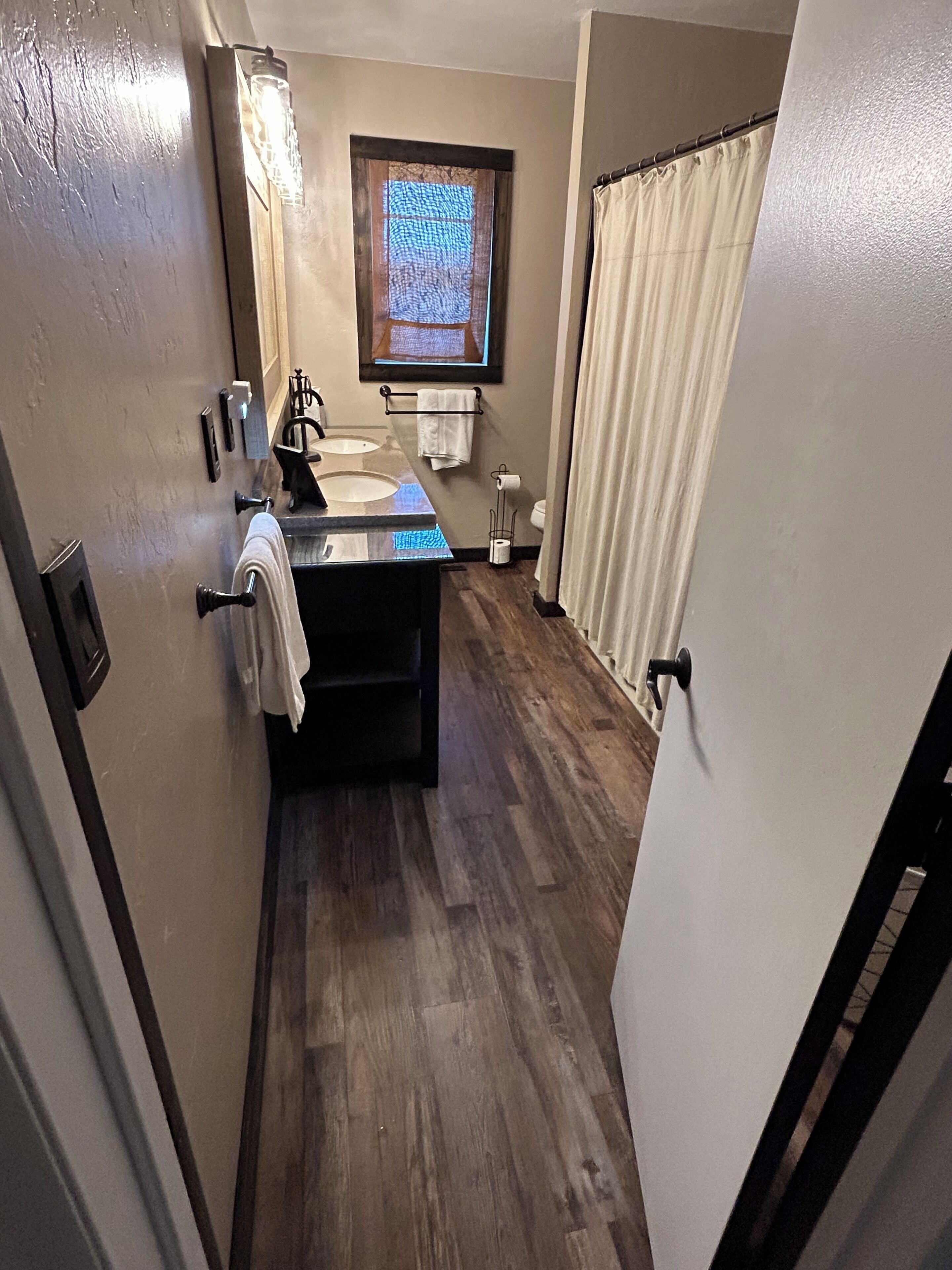 Ducha, secador de pelo, toallas, jabón