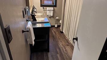 Ducha, secador de pelo, toallas, jabón