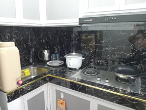 House | Private kitchen | Fridge, microwave, stovetop, electric kettle - 3g's & C Calapan Transient House (Calapan)