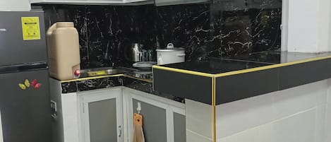 Huis | Privékeuken | Een koelkast, een magnetron, een kookplaat, een waterkoker